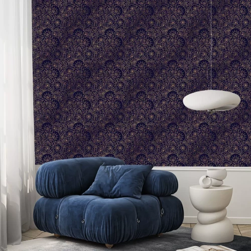 Tapete Zierblumen in Schattierungen von Goldimitat auf marineblauem Hintergrund