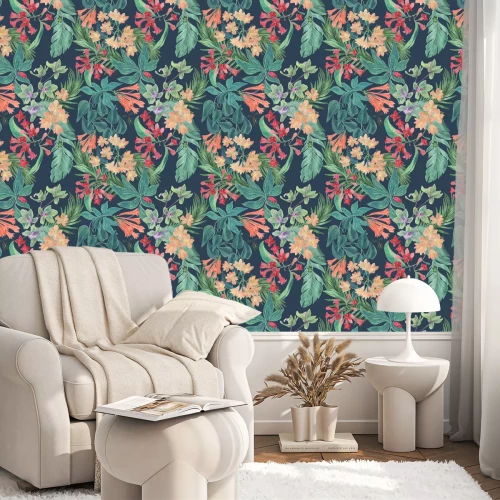 Tapete Tropische Blumen und Blätter auf marineblauem Hintergrund