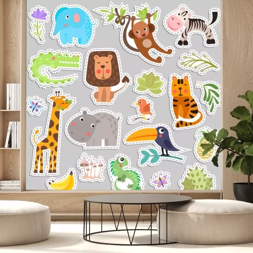 Sticker Netter Satz Aufkleber von Safari-Tieren und Blumen.  Lustige Cartoon-Aufkleber-Tiere der Savanne und der Safari.  Dschungeltiervektorsatz von Aufkleberelementen.  Krokodil, Giraffe, Löwe und Affe und 