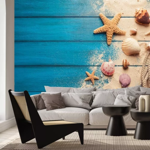 Sticker Strandszenenkonzept mit Muscheln und Seesternen auf einem blauen hölzernen Hintergrund