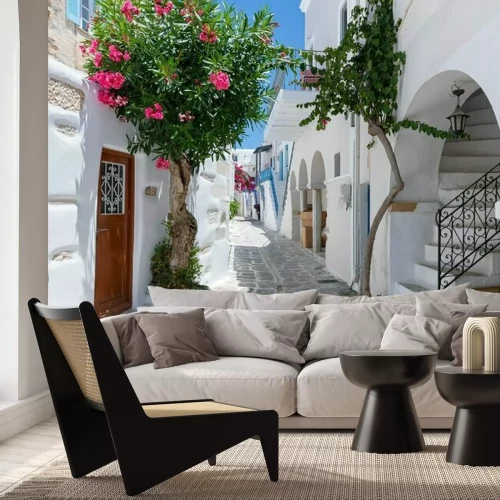 Fototapete Traditionelle weiße Gasse mit bunten Oleander Blumen und farbigen Türen auf den Kykladen in Parikia, Paros, im Sommer, Griechenland