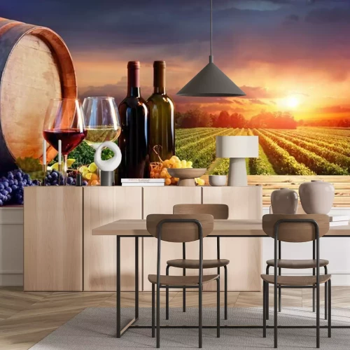 Fototapete Weinfass und Weingläser vor einem Weinberg