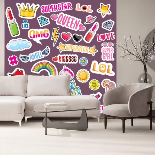 Sticker Jugendliche Grafiken und Aufschriften auf violettem Hintergrund