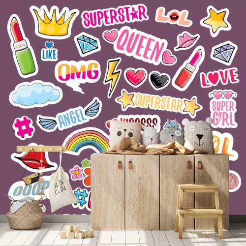 Sticker Jugendliche Grafiken und Aufschriften auf violettem Hintergrund