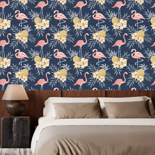 Tapete Stehende Flamingos und Blumen auf einem Motiv mit dunkelblauem Hintergrund