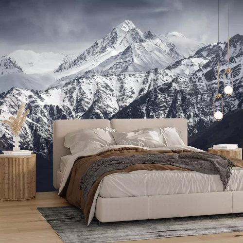 Fototapete Schneebedeckte Berge in dunklen Farben