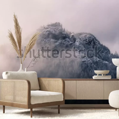 Fototapete Neblige Landschaft in den Bergen