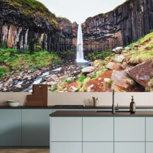 Fototapete Landschaft mit Wasserfall inmitten der Felse