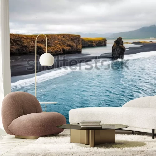Fototapete Blick auf den Strand von Kirkjufjara und die Klippe Arnardrangur. Standort Myrdal-Tal, Atlantik nahe Vik-Dorf, Island, Europa. Szenisches Bild der erstaunlichen Naturlandschaft. Entdecken Sie die Schö