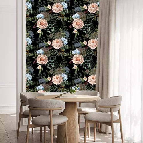 Tapete Bunte Blumen und Blätter auf schwarzem Hintergrund im Shabby-Stil