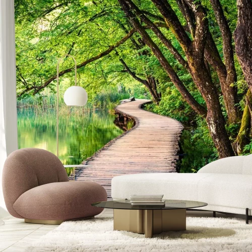 Fototapete Holzpromenade an einem See in einem kroatischen Park