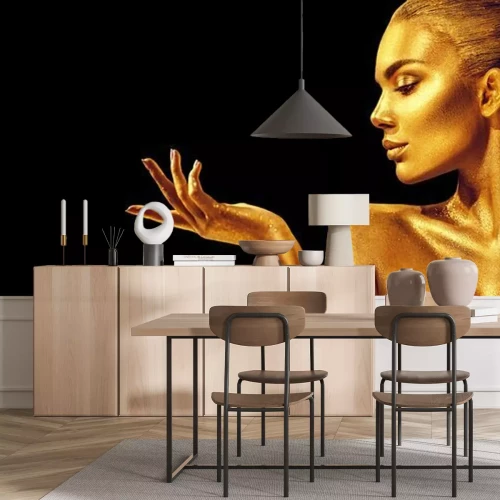 Fototapete Porträt einer Frau in goldenem Ton auf schwarzem Hintergrund