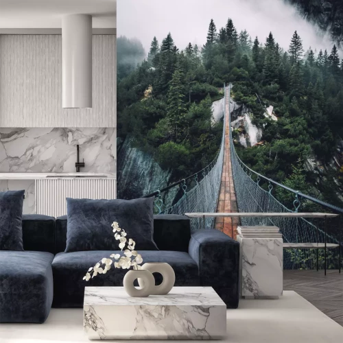 Fototapete Hängebrücke über nebligem Wald