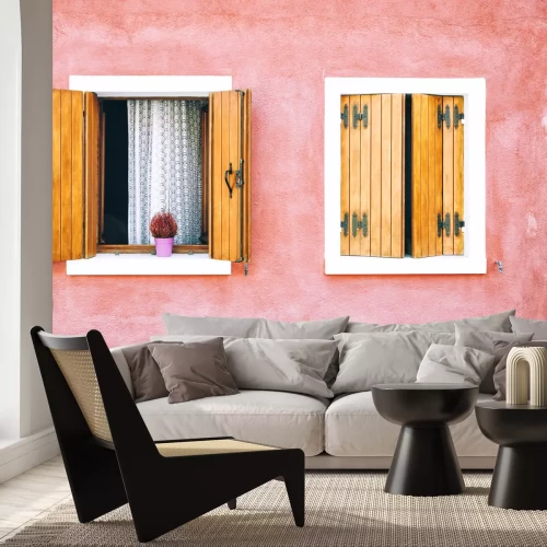 Fototapete Schöne bunte Hausfassade auf Burano-Insel, Norditalien. Rote zwei Fenster mit hölzernen Fensterläden