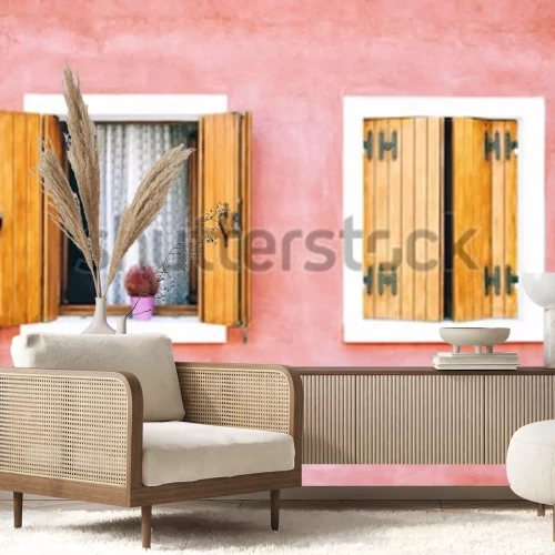 Fototapete Schöne bunte Hausfassade auf Burano-Insel, Norditalien. Rote zwei Fenster mit hölzernen Fensterläden