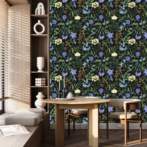 Tapete Blaue und gelbe Wildblumen auf schwarzem Hintergrund