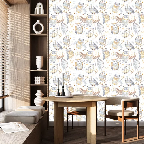 Tapete Bunte jungenhafte Eulen auf weißem Hintergrund