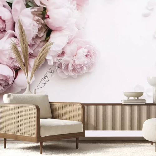 Fototapete Rosa Pfingstrosen mit verstreuten Blütenblättern