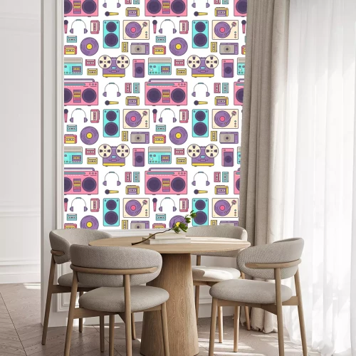 Tapete Nahtloses Muster mit analogem Retro-Musikplayer, Tonbandgerät und Kassettenrekorder, Plattenspieler, Kopfhörer, Mikrofon, Lautsprecher auf weißem Hintergrund. Farbige Vektorillustration für Stoffdruck