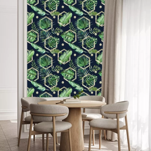 Tapete Grüne tropische Palmen- und Farnblätter mit den geometrischen Goldformen auf schwarzem Hintergrund. Aquarell handgemaltes nahtloses Muster. Tropische Illustration. Dschungellaub