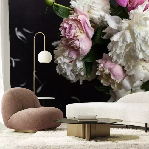 Fototapete Rosa und weiße Pfingstrosen auf dunklem Hintergrund