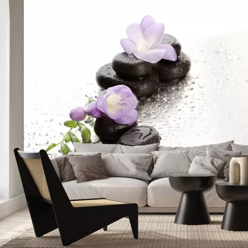 Sticker Spa Steine ​​und purpurrote Blume, auf nassen Hintergrund