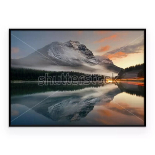 Poster Ein See, der die Berge und Waldhänge widerspiegelt