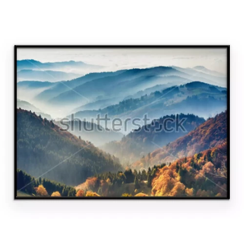 Poster Herbstliche Hügel in einer nebligen Landschaft