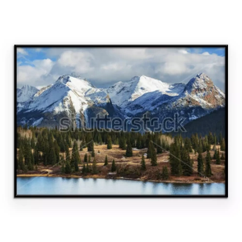 Poster Schneebedeckte Gipfel über dem See und dem Wald