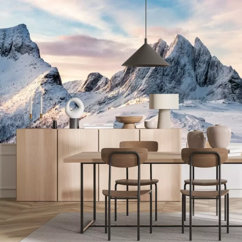 Fototapete Panorama schneebedeckter Berge mit einem Mann auf dem Gipfel