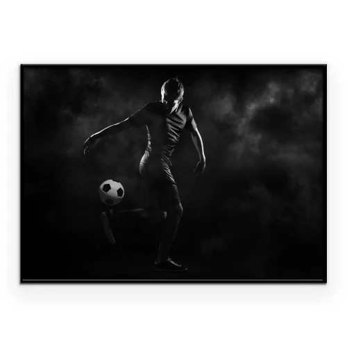 Poster Ein jonglierender Fußballspieler vor schwarzem Hintergrund