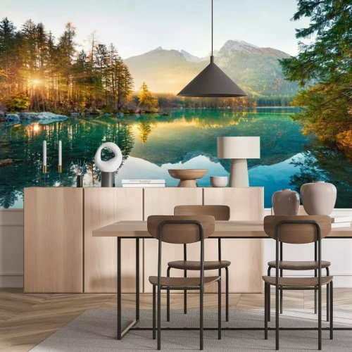 Fototapete Sonnenstrahlen der Berge, die durch den Wald dringen