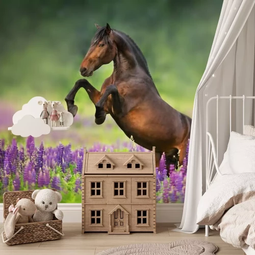 Fototapete Ein Pferd bäumt sich in einem Lavendelfeld auf