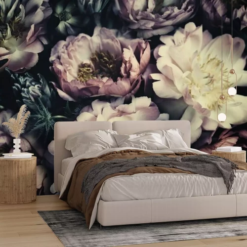 Fototapete Große Blumen auf dunklem Hintergrund im Barockstil