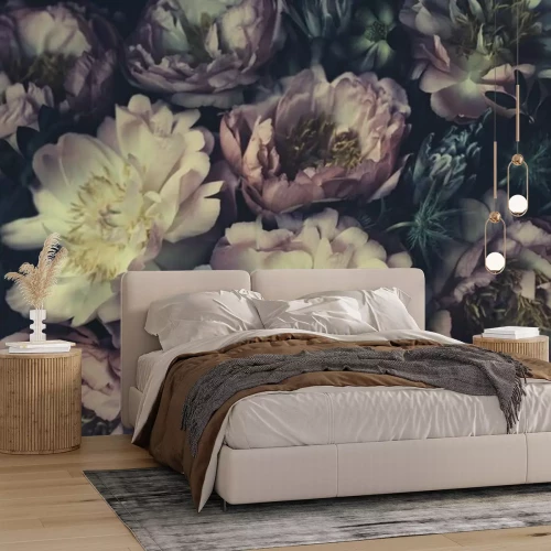 Fototapete Ein Strauß Pfingstrosen auf dunklem Hintergrund im Vintage-Stil