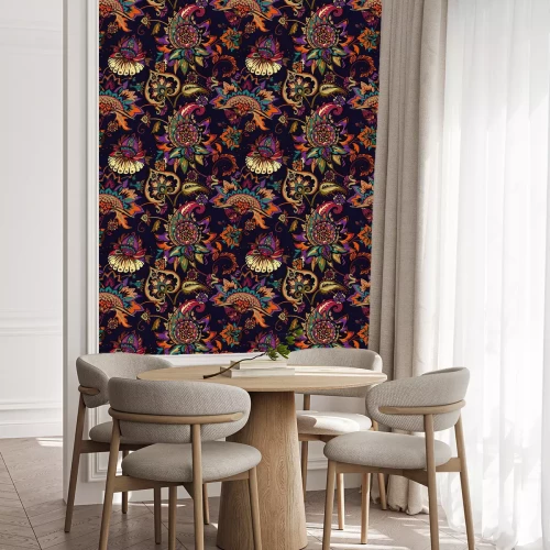 Tapete Mehrfarbige orientalische Blumen mit Blättern