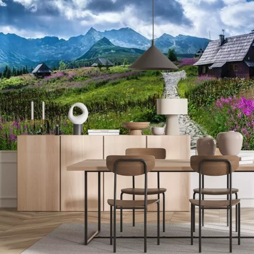 Fototapete Grüne Lichtung vor dem Hintergrund der Berge