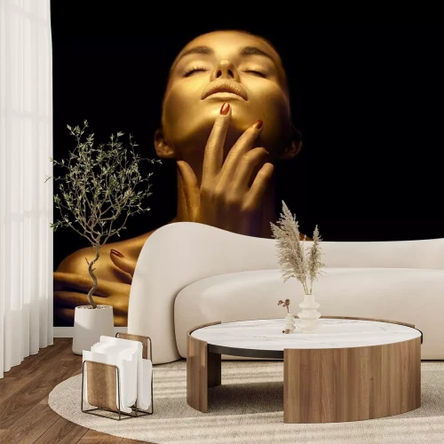 Fototapete Goldene Frau auf schwarzem Hintergrund