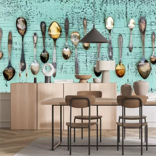 Fototapete Alte Löffel in einer Reihe auf türkisfarbenen Brettern