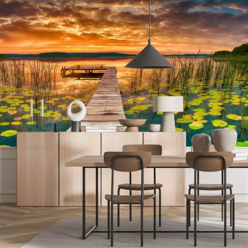 Fototapete Sonnenaufgang vor dem Hintergrund von See und Wäldern