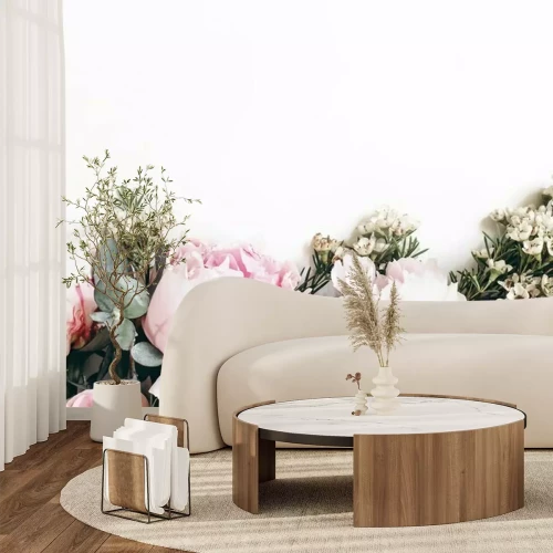 Fototapete Rosa Pfingstrosen und winzige weiße Blüten auf weißem Hintergrund