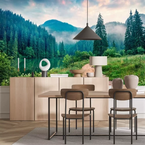 Fototapete Eine Straße an einem Bergsee zwischen nebligen Bäumen