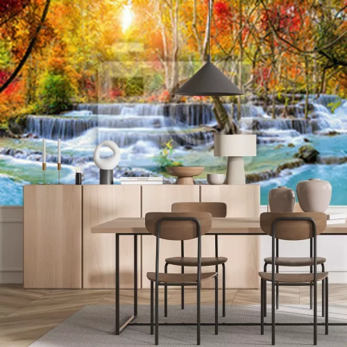 Fototapete Ein majestätischer Wasserfall in einer Herbstlandschaft