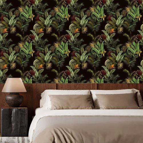 Tapete Exotische Blumen inmitten von tropischen Blättern auf schwarzem Hintergrund