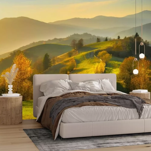 Fototapete Herbstliche Landschaft mit Bergen bei Sonnenaufgang