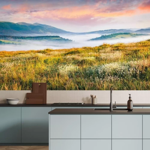 Fototapete Nebel auf einer Lichtung mit Bergen und Sonnenaufgang