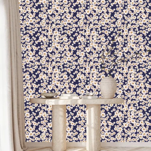 Tapete Gänseblümchenblüten auf marineblauem Hintergrund