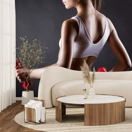 Fototapete Eine junge sportliche Frau mit roten Hanteln