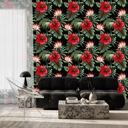 Tapete Roter Hibiskus und Blätter auf schwarzem Hintergrund