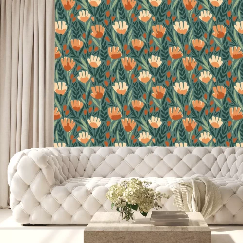 Tapete Orangefarbene Blumen auf grünem Hintergrund